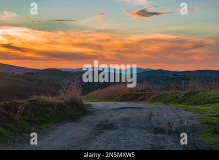 Landstraße im sizilianischen Hinterland in der Abenddämmerung, Italien Stockfoto