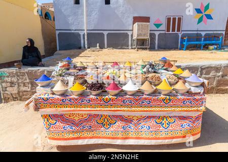 Assuan, Ägypten; 7. Februar 2023 - Ein typischer nubischer Markt in Assuan, Ägypten Stockfoto