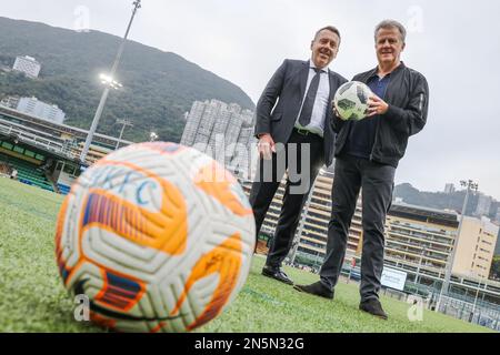 (L bis R) Neil Jensen, Vorsitzender des Hong Kong Football Club, und Tony Bratsanos, Vorsitzender von Soccer Sevens, posieren für ein Foto im Hong Kong Football Club in Causeway Bay. 06FEB23 SCMP/Edmond so Stockfoto