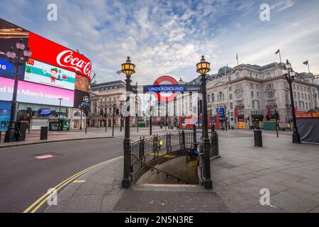 LONDON, VEREINIGTES KÖNIGREICH - 2015.12.25: Unterirdischer Eingang am völlig leeren Piccadilly Circus am Weihnachtsmorgen. Ruhige Straßen und Platz im Dezember Stockfoto