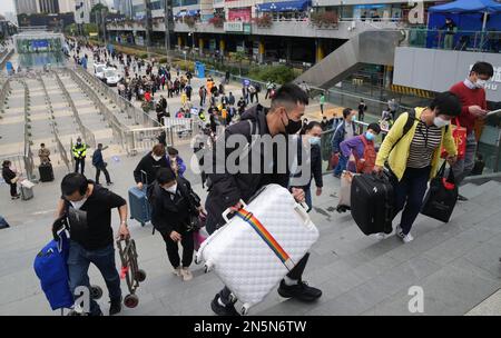 Reisende kommen am Kontrollpunkt Lo Wu in Shenzhen an und sind bereit, die Grenze nach Hongkong zu überqueren. Der Checkpoint beginnt mit dem Betrieb, da alle Grenzkontrollpunkte am 6. Februar 2023 wieder in Betrieb genommen werden. 06FEB23 SCMP/Sam Tsang Stockfoto