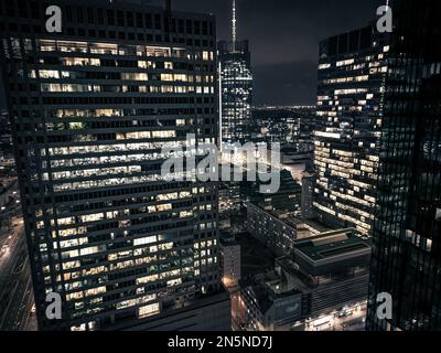 Erstaunlich schönes City Business Center bei Nacht mit glitzernden Lichtern von Gebäuden, Straßen und Verkehr. Beleuchtete Wolkenkratzer und Türme Stockfoto