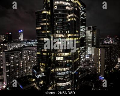 Erstaunlich schönes City Business Center bei Nacht mit glitzernden Lichtern von Gebäuden, Straßen und Verkehr. Beleuchtete Wolkenkratzer und Türme Stockfoto