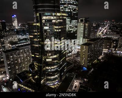 Erstaunlich schönes City Business Center bei Nacht mit glitzernden Lichtern von Gebäuden, Straßen und Verkehr. Beleuchtete Wolkenkratzer und Türme Stockfoto