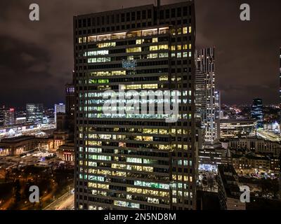 Erstaunlich schönes City Business Center bei Nacht mit glitzernden Lichtern von Gebäuden, Straßen und Verkehr. Beleuchtete Wolkenkratzer und Türme Stockfoto