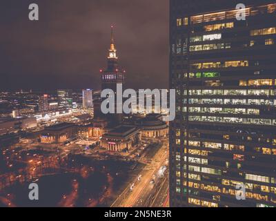 Erstaunlich schönes City Business Center bei Nacht mit glitzernden Lichtern von Gebäuden, Straßen und Verkehr. Beleuchtete Wolkenkratzer und Türme Stockfoto