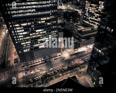 Erstaunlich schönes City Business Center bei Nacht mit glitzernden Lichtern von Gebäuden, Straßen und Verkehr. Beleuchtete Wolkenkratzer und Türme Stockfoto