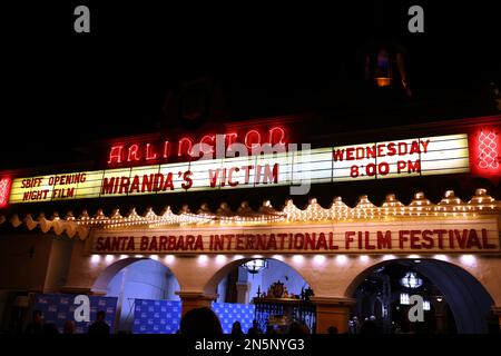 Santa Barbara, USA. 08. Februar 2023. Ein allgemeiner Blick auf das Festzelt beim Santa Barbara International Film Festival 2023, das am 08. Februar 2023 in Santa Barbara, Kalifornien, die Weltpremiere von „Miranda's Victim“ im Arlington Theatre eröffnet. Foto: Crash/imageSPACE/Sipa USA Kredit: SIPA USA/Alamy Live News Stockfoto