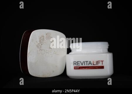 EXETER, DEVON, Großbritannien - 9. JANUAR 2023 L'Oréal S.A. ist ein französisches Körperpflegeprodukt Revitalift Day Creme halb gebrauchter Deckel auf einer Seite Stockfoto