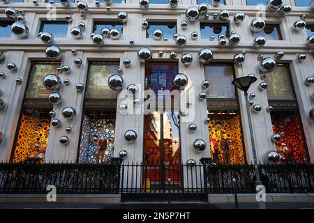 Luxuriöse Boutique von Louis Vuitton an der Montaigne Avenue in Paris, Frankreich. Blick auf eine wundervolle Show. Stockfoto