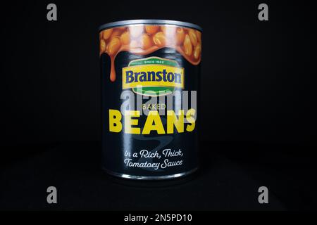 EXETER, DEVON, Großbritannien - 10. JANUAR 2023 Branston ist eine englische Lebensmittelmarke aus Dose mit gebackenen Bohnen Stockfoto