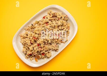 Couscous mit Gemüse in einem Gericht mit Gabel Stockfoto