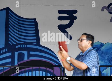 Mumbai, Maharashtra, Indien. 9. Februar 2023. Ein Mann fotografiert die Graffiti der Bombay Stock Exchange (BSE) in Mumbai. Graffiti sind an der Wand gemalt, damit die Umgebung ordentlich und schön aussieht. (Kreditbild: © Ashish Vaishnav/SOPA Images via ZUMA Press Wire) NUR REDAKTIONELLE VERWENDUNG! Nicht für den kommerziellen GEBRAUCH! Stockfoto