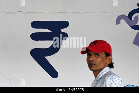 Mumbai, Maharashtra, Indien. 9. Februar 2023. Ein Mann mit einer Mütze geht an einem Graffiti der Bombay Stock Exchange (BSE) in Mumbai vorbei. Graffiti sind an der Wand gemalt, damit die Umgebung ordentlich und schön aussieht. (Kreditbild: © Ashish Vaishnav/SOPA Images via ZUMA Press Wire) NUR REDAKTIONELLE VERWENDUNG! Nicht für den kommerziellen GEBRAUCH! Stockfoto