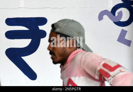 Mumbai, Maharashtra, Indien. 9. Februar 2023. Ein Mann mit einer Mütze geht an einem Graffiti der Bombay Stock Exchange (BSE) in Mumbai vorbei. Graffiti sind an der Wand gemalt, damit die Umgebung ordentlich und schön aussieht. (Kreditbild: © Ashish Vaishnav/SOPA Images via ZUMA Press Wire) NUR REDAKTIONELLE VERWENDUNG! Nicht für den kommerziellen GEBRAUCH! Stockfoto