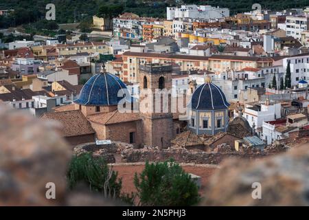 Backsteinturm und Kuppelturm der Kirche Iglesia de la Asuncion in Onda, Castellon, Spanien Stockfoto