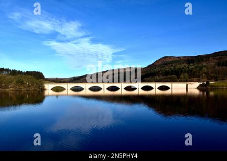 Die Straßenbrücke A57 überquert das Ladybower Reservoir. Stockfoto