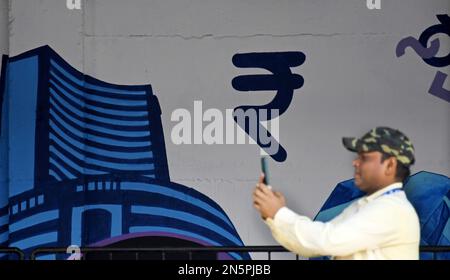 Mumbai, Maharashtra, Indien. 9. Februar 2023. Ein Mann fotografiert die Graffiti der Bombay Stock Exchange (BSE) in Mumbai. Graffiti sind an der Wand gemalt, damit die Umgebung ordentlich und schön aussieht. (Kreditbild: © Ashish Vaishnav/SOPA Images via ZUMA Press Wire) NUR REDAKTIONELLE VERWENDUNG! Nicht für den kommerziellen GEBRAUCH! Stockfoto