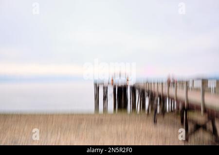 Intentional Camera Movement (ICM) Bild von Davis Bay Wharf und Kieselstrand am bedeckten Tag. Sechelt, BC Stockfoto