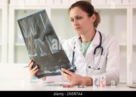 Arztin, die Röntgenaufnahmen von Patienten im Krankenhaus untersucht. Stockfoto