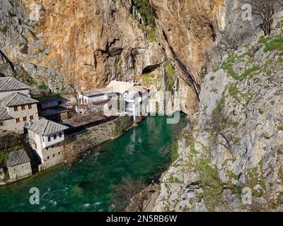 Draufsicht über Tekija in Blagaj in BiH. Die Tekija, das Derwisch-Haus, an der Quelle des Flusses Buna. Stockfoto