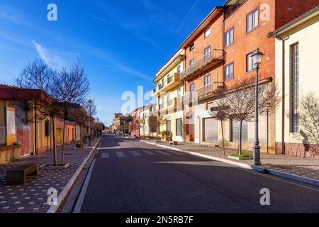 Straße in einer kleinen Landstadt, Sindia, Sardinien, Italien. Stockfoto