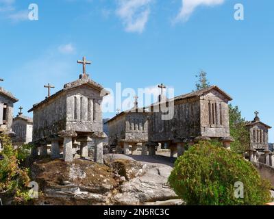 Die Getreidekörner von Soajo oder Espigueiros de Soajo in Portugal. Diese schmalen Steinkörner werden seit Hunderten von Jahren zum Lagern und Trocknen von Getreide verwendet. Stockfoto