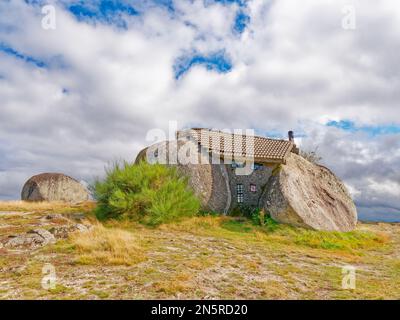 Boulder House oder Casa do Penedo, ein Haus zwischen riesigen Felsen auf einem Berg in Fafe, Portugal. Stockfoto