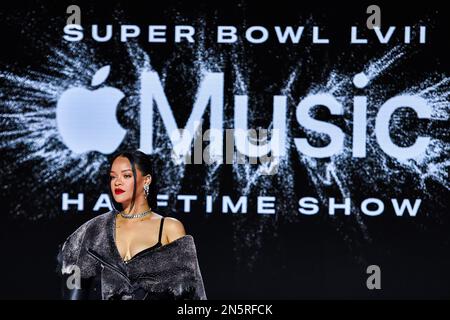 Phoenix, USA. 09. Februar 2023. Rihanna posiert für Fotos nach der Pressekonferenz der Super Bowl LVII Apple Music Halftime Show, die am 9. Februar 2023 im Phoenix Convention Center stattfand. Der Super Bowl LVII findet am Sonntag, den 12. Februar 2023 zwischen den Kansas City Chiefs und den Philadelphia Eagles statt. (Foto: Anthony Behar/Sipa USA) Guthaben: SIPA USA/Alamy Live News Stockfoto