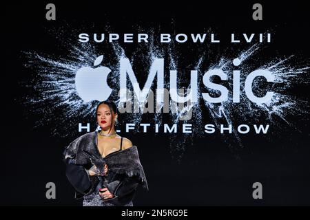 Phoenix, USA. 09. Februar 2023. Rihanna posiert für Fotos nach der Pressekonferenz der Super Bowl LVII Apple Music Halftime Show, die am 9. Februar 2023 im Phoenix Convention Center stattfand. Der Super Bowl LVII findet am Sonntag, den 12. Februar 2023 zwischen den Kansas City Chiefs und den Philadelphia Eagles statt. (Foto: Anthony Behar/Sipa USA) Guthaben: SIPA USA/Alamy Live News Stockfoto