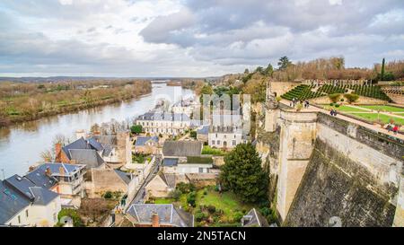 Amboise, Frankreich - 30 2022. Dez.: Vogelblick auf das Loiretal von der Spitze der Burg Amboise in Frankreich Stockfoto