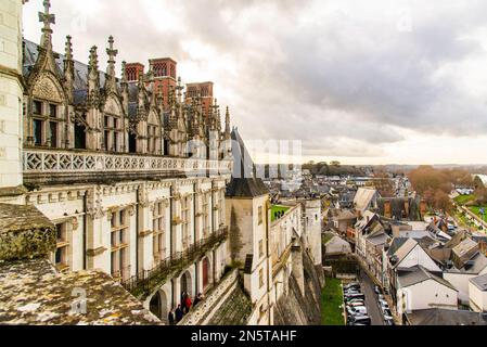 Chenonceau, Frankreich - Dez. 30 2022: Die hochdekorative gotische Fassade des Amboise Castle Stockfoto