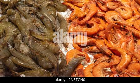 Graue Garnelen und Garnelen auf einem Fischhändler-Stand Stockfoto