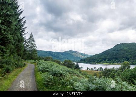 Der Wanderweg Rob Roy Way führt entlang der National Cycle Route 7 am Westufer von Loch Lubnaig auf dem Weg von Callander nach Strathyre. Stockfoto