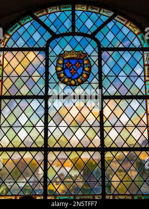 Amboise, Frankreich - 30 2022. Dez.: Das wunderschöne Fenster mit königlichem emblem und Blick auf das Loiretal wurde vom Schloss Amboise in Frankreich gedreht Stockfoto