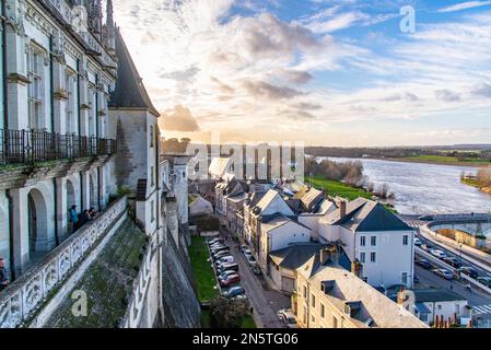 Amboise, Frankreich - 30 2022. Dez.: Vogelblick auf das Loiretal von der Spitze der Burg Amboise in Frankreich Stockfoto