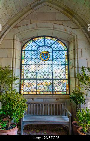Amboise, Frankreich - 30 2022. Dez.: Das wunderschöne Fenster mit königlichem emblem und Blick auf das Loiretal wurde vom Schloss Amboise in Frankreich gedreht Stockfoto