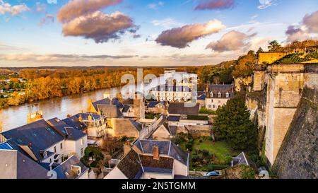 Amboise, Frankreich - 30 2022. Dez.: Vogelblick auf das Loiretal von der Spitze der Burg Amboise in Frankreich Stockfoto