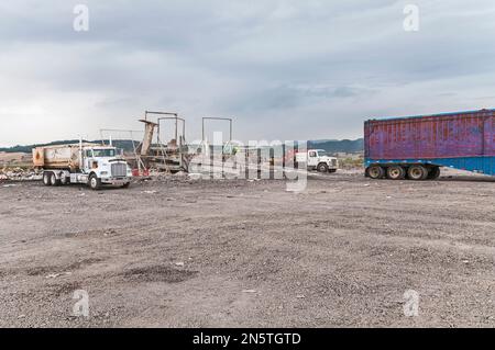 Sattelanhänger fährt entweder in eine aktive Deponie zurück oder verlässt die Kippereinheit. Stockfoto