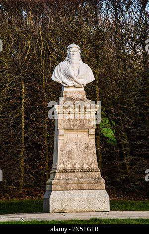 Chenonceau, Frankreich - 30 2022. Dez.: Die Da Vinci-Statue im Schloss Amboise Stockfoto