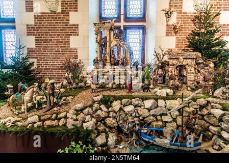 Chenonceau, Frankreich - Dez. 30 2022: Die Weihnachtsdekoration, die die Religionsgeschichte im Schloss Amboise darstellt Stockfoto