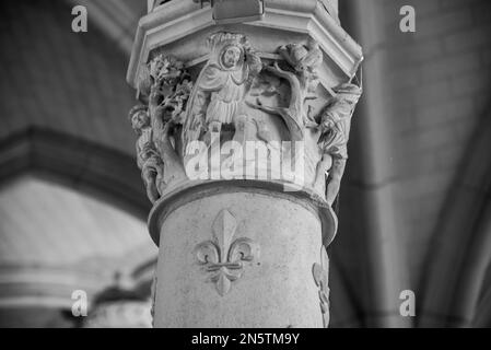 Chenonceau, Frankreich - Dez. 30 2022: Die hochdekorative Säule im Schloss Amboise Stockfoto