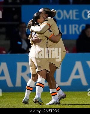 Fran Kirby von Chelsea (links) feiert gemeinsam mit Lauren James das zweite Tor seiner Mannschaft während des Halbfinalspiels des FA Continental Tyres League Cup für Frauen im Chigwell Construction Stadium in Dagenham. Foto: Donnerstag, 9. Februar 2023. Stockfoto