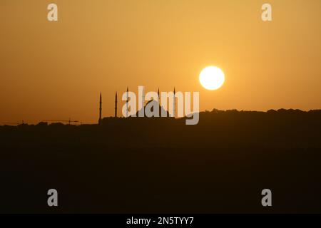 Sonnenaufgang über der Moschee von Grand Camlica (Çamlıca), der größten Moschee in der Türkei, im Stadtviertel Uskudar, auf der asiatischen Seite von Istanbul, Turkiye. Stockfoto