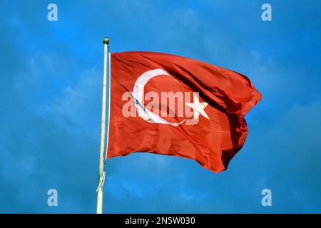 Eine große türkische Flagge, die im Wind über dem Taksim-Platz im Beyoglu-Viertel von Istanbul auf der europäischen Seite der Türkei weht. Stockfoto