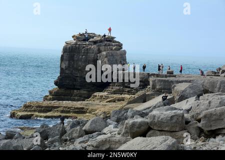 Touristen treffen sich am Pulpit Rock an der Südspitze der Isle of Portland in Dorset am Ärmelkanal, England, Großbritannien. Stockfoto