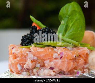Lachs-Tartare mit Basilikum Stockfoto