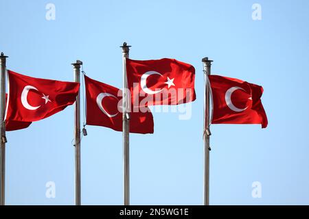 Türkische Flaggen auf blauem Himmelshintergrund. Nationales Symbol der Türkei Stockfoto