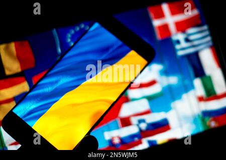 Rom, Italien, Italien. 8. Februar 2023. Auf diesem Foto ist die Flagge der Europäischen Union auf einem Smartphone-Bildschirm zu sehen, wobei der Hintergrund eines PCs die Flagge der Ukraine darstellt. (Kreditbild: © Andrea Ronchini/Pacific Press via ZUMA Press Wire) NUR REDAKTIONELLE VERWENDUNG! Nicht für den kommerziellen GEBRAUCH! Stockfoto