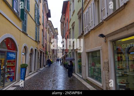 Sirmione, Italien 24-04-2022: Die farbenfrohen Gebäude des Hauptgerichts an einem Regentag Stockfoto